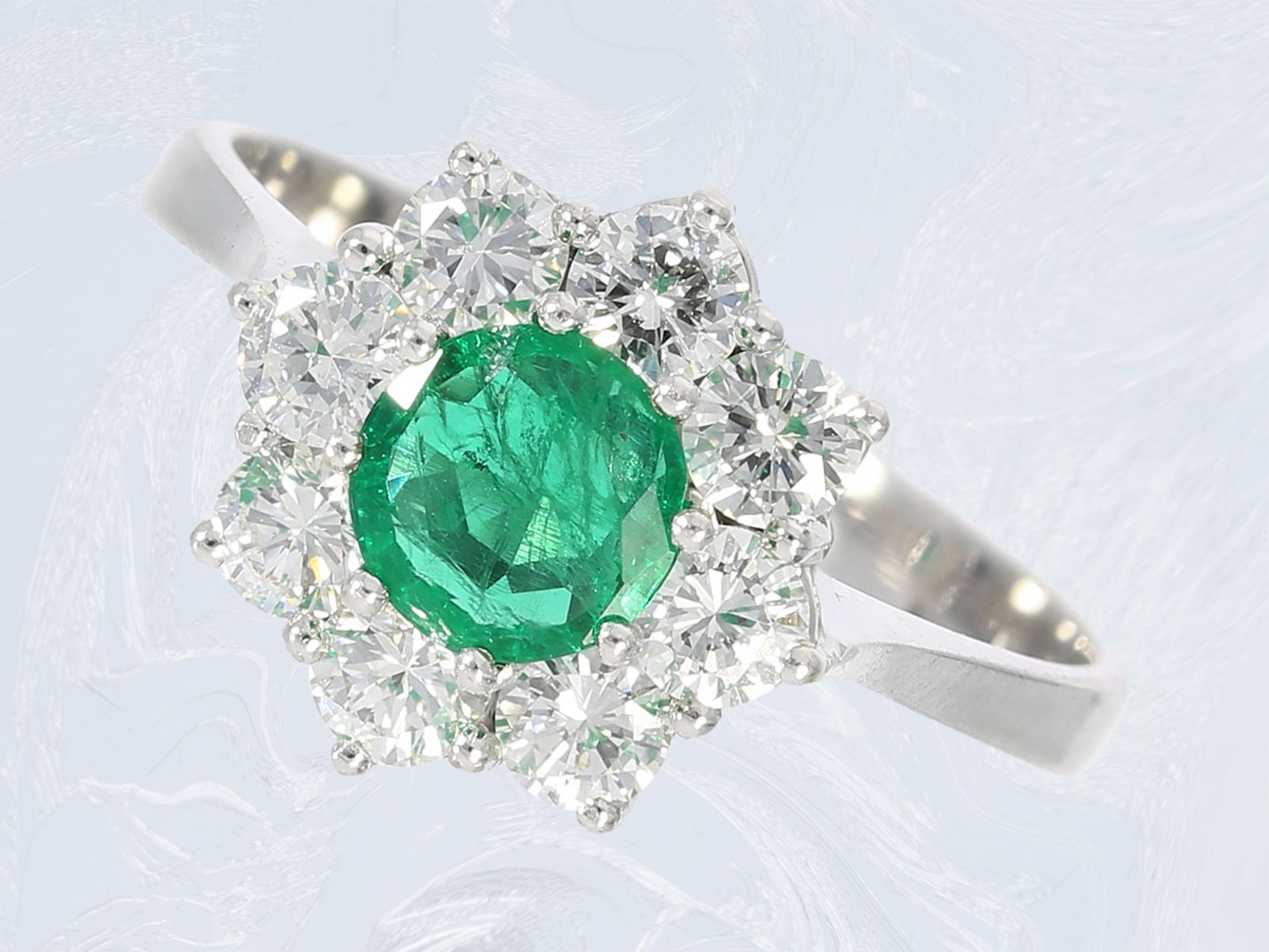 Ring: hochfeiner Smaragd/Brillant-Blütenring, Handarbeit, 14K WeißgoldCa. Ø17mm, RG54, ca. 3,6g, 14K