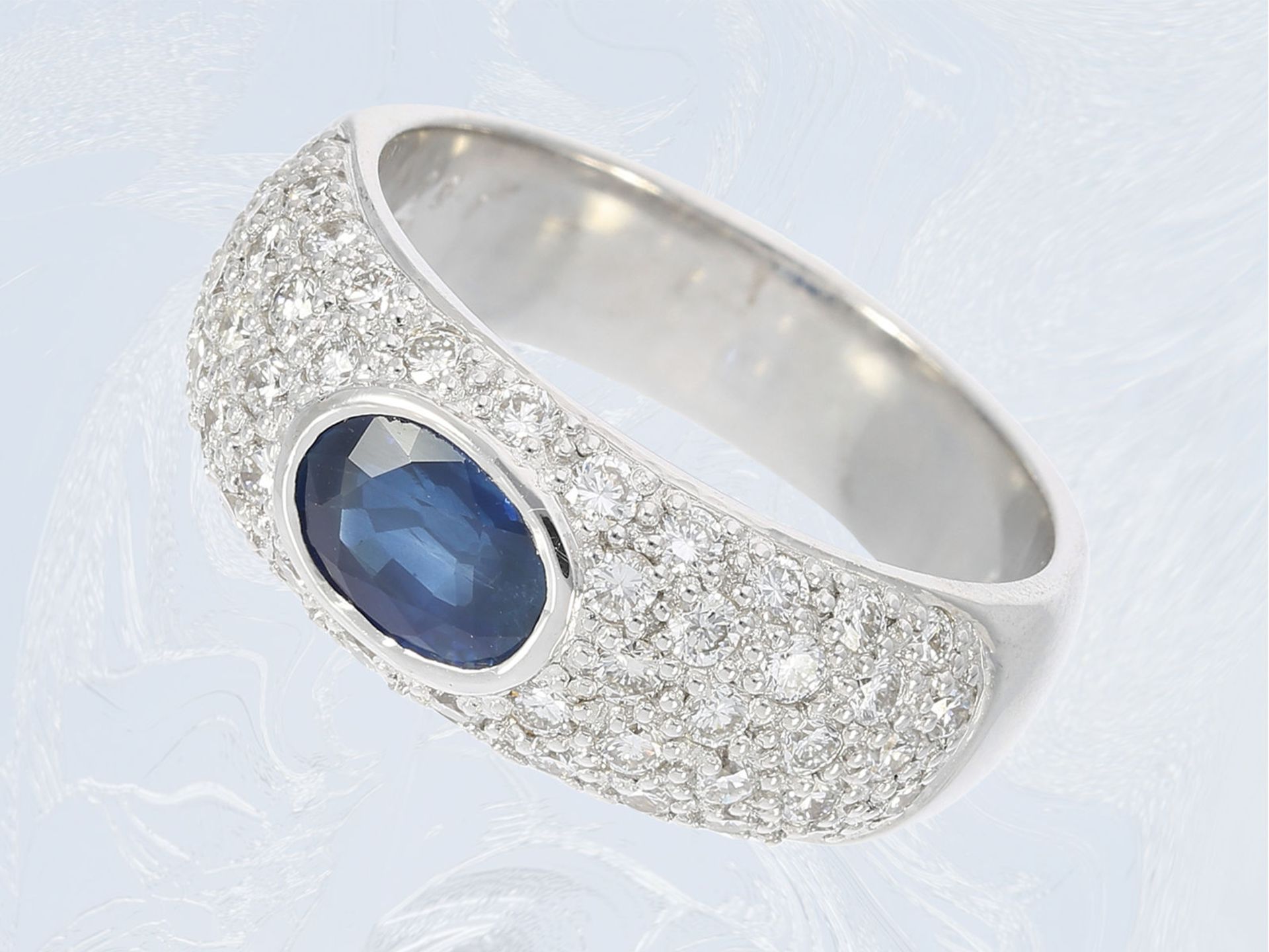 Ring: dekorativ gestalteter, hochwertiger weißgoldener Saphir/Brillant-Goldschmiedering, 1,8ct, sehr