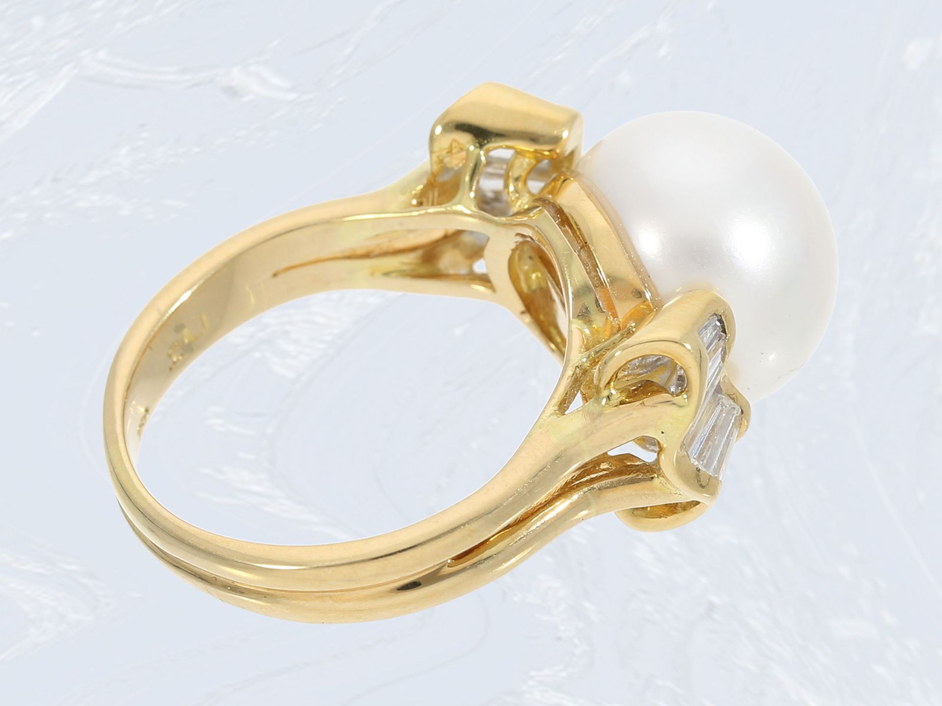 Ring: dekorativer gelbgoldener Zuchtperlenring mit Diamanten von ca. 0,7ct, 18K GoldCa. Ø17,5mm, - Bild 2 aus 3