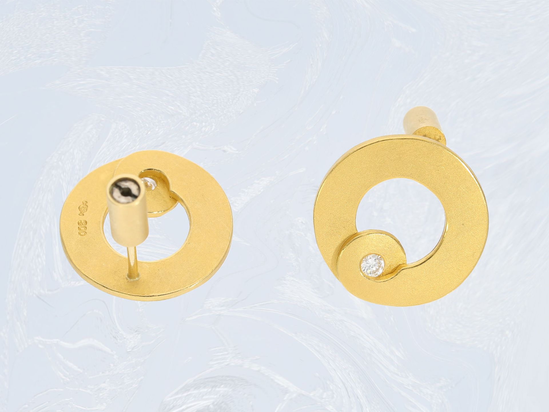Ohrschmuck: hochwertige Gelbgoldohrstecker in modernem Design mit Brillanten, 900er Gold, - Bild 2 aus 2