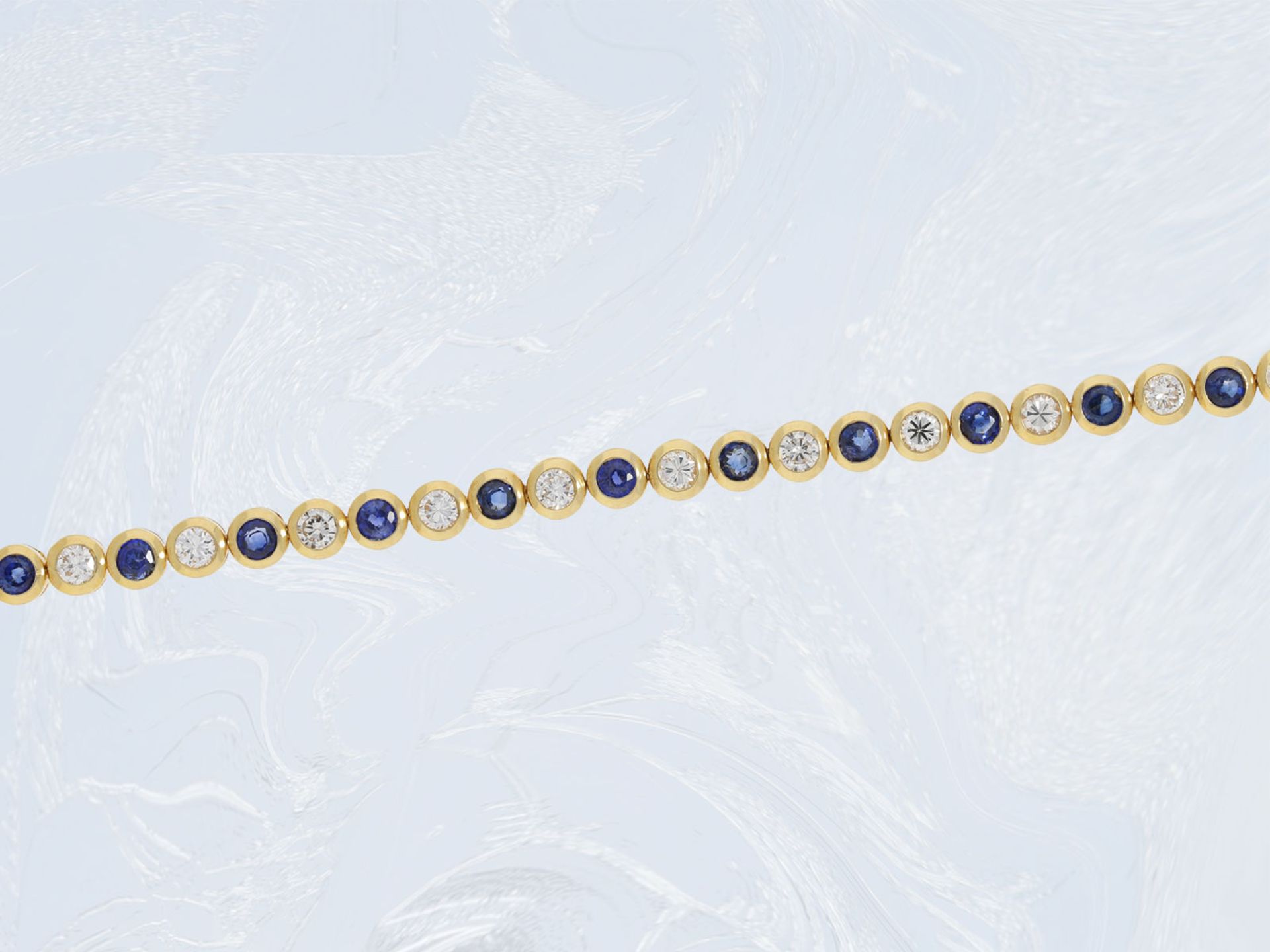 Armband: handgefertigtes Goldschmiedearmband mit Brillanten und Saphiren, 18K GoldCa. 17,5cm lang, - Image 2 of 2