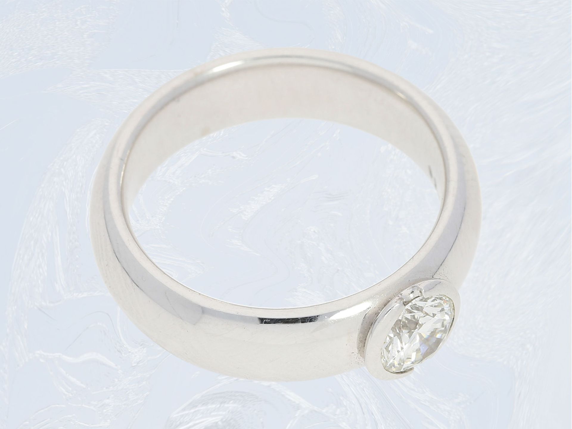 Ring: hochwertiger moderner Brillant-Bandring, 14K Weißgold, neuwertig und ungetragenCa. Ø17mm, - Image 2 of 2