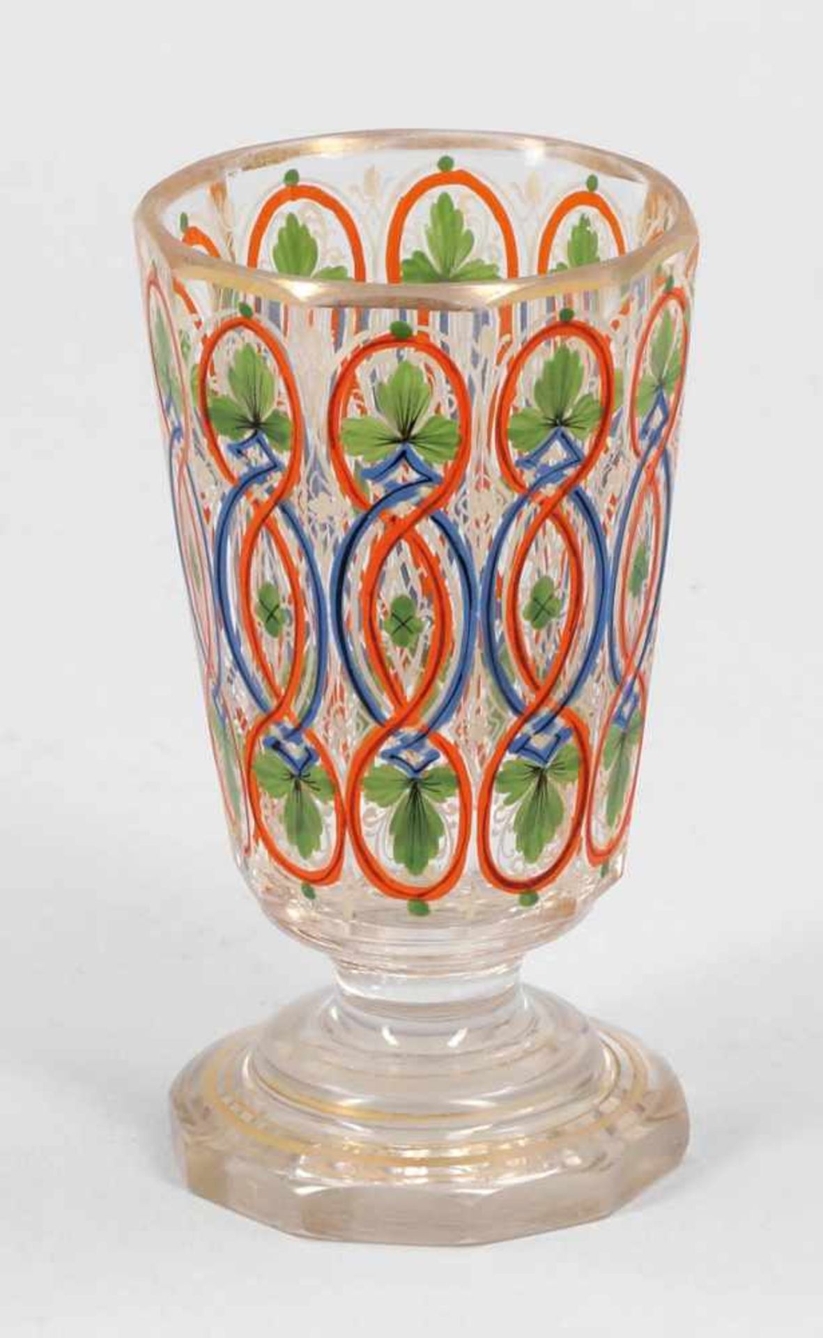 Biedermeier-FußbecherUm 1840/1950. Farbloses Glas, 10fach geschält. Polychrom bemalt. Goldrand. H.