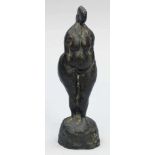 Künstler des 20. Jahrhunderts- Stehender weiblicher Akt - Bronze. Braun patiniert. 6/20. H. 26 cm.