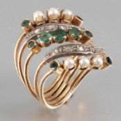 Fünfreihiger Ring mit Smaragden, Perlen und Diamanten750/- Gelbgold und Weißgold, gestempelt.