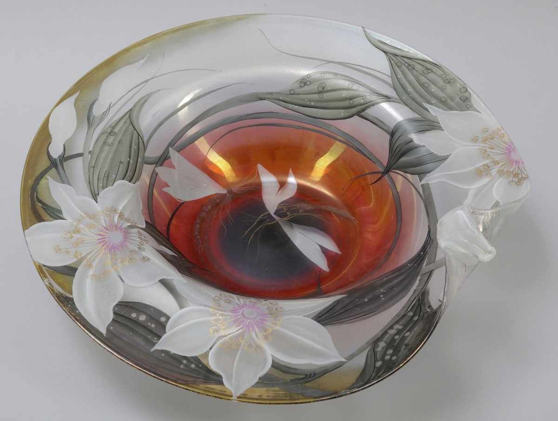 Große Schale mit Seerosen und LibellenGlasshütte Eisch, Frauenau 1993. Farbloses Glas. Polychrom