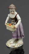 Mädchen mit FrüchtekorbKönigliche und Staatliche Porzellan Manufaktur, Meissen 1850-1924. Porzellan,
