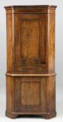 Biedermeier-Eckschrank / CabinetNorddeutschland, um 1820. Mahagoni. Obstholz. 215 x 97 x 62 cm.