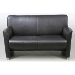 1 Sofas aus LederLeder. Aluminium. 1 Sofa 44/84 x 150 x 80 cm.