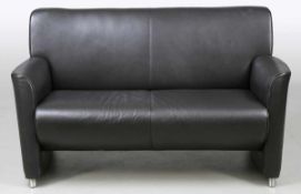 1 Sofas aus LederLeder. Aluminium. 1 Sofa 44/84 x 150 x 80 cm.