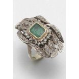Smaragd-Ring mit Diamanten585er WG/GG, ungestemp., geprüft. 1 Smaragd im Smaragdschliff ca. 2 ct.