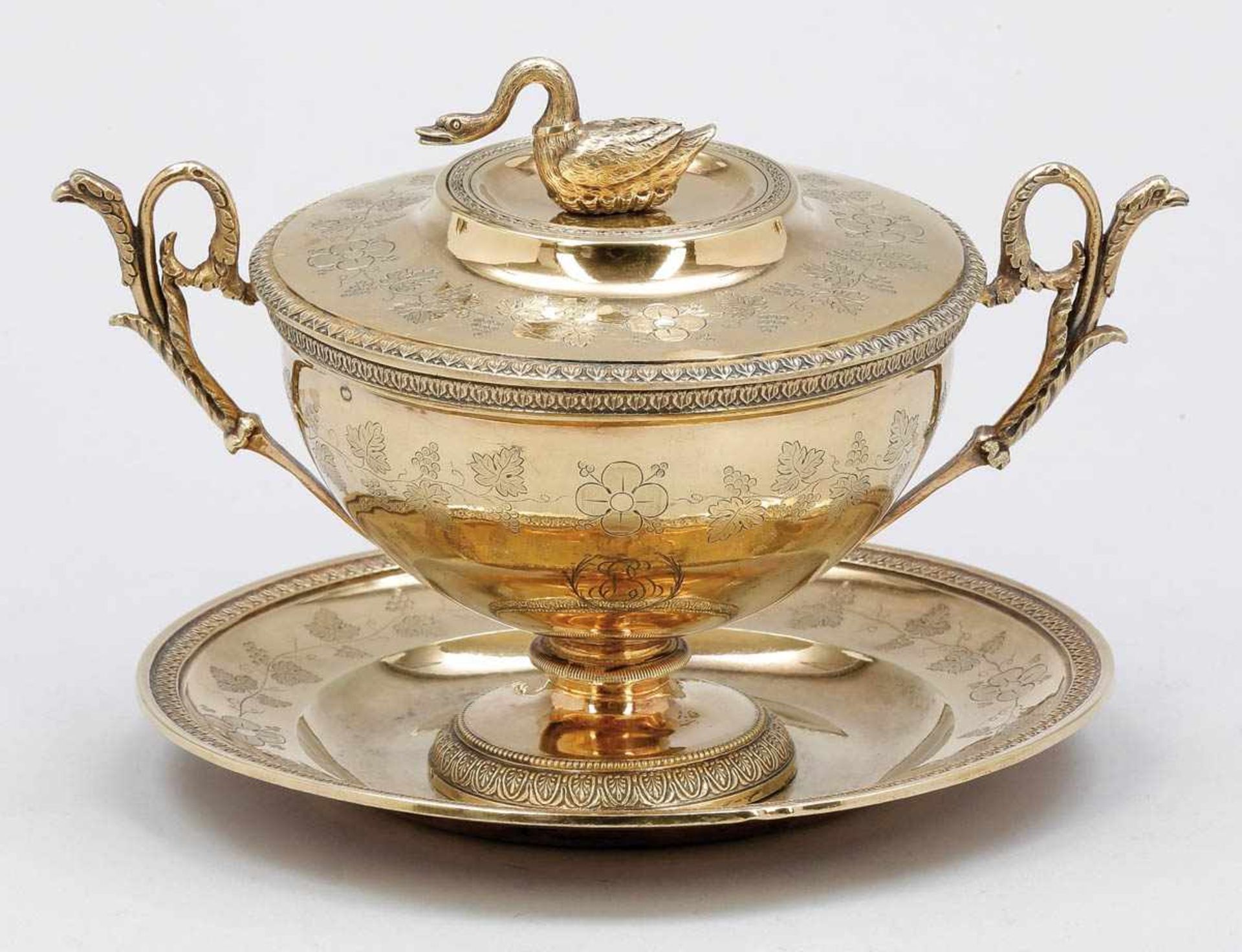 Seltene Empire Deckelterrine auf PresentoirFrankreich, um 1810. 950er Silber/vergoldet. Punzen: