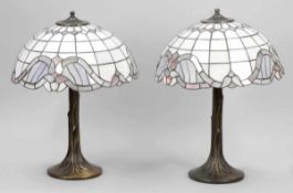Paar Tischlampen im Tiffany-StilMetall. Glas H. 55 cm. D, 41,5 cm. Best.