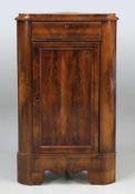 Biedermeier-Eckschrank / CupboardNorddeutschland, um 1820. Mahagoni. 147 x 92 x 51 cm. Rest.bed.