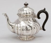 Kleine Teekanne im Barock Stil800er Silber. Punzen: Herst.-Marke, 800, Halbmond/Krone. H. 17 cm.