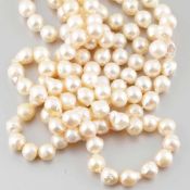 Lange Perlenkette162 barockene Zuchtperlen (D. 0,96 - 1,15 cm). L. 174 cm. Die Endlos-Kette ist