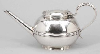 Teekanne im Art Déco Stil800er Silber. Punzen: Herst.-Marke, 800. H. 13,4 cm. Gew.: 499 g. Korpus