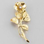 Brosche als Rose585er GG, gestemp. 1 Brillant ca. 0,05 ct. Maße: 4,4 - 2,2 cm. Nadel mit