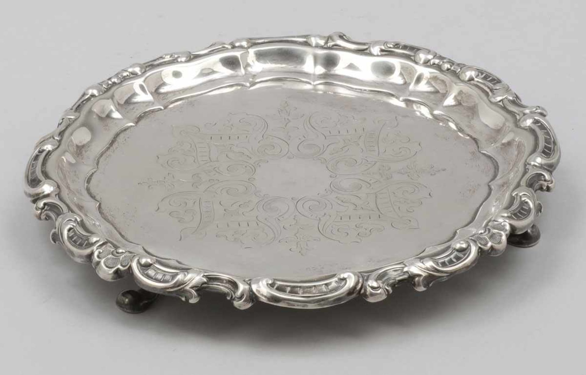 Biedermeier-TablettDeutschland, um 1840. 812,6er Silber. Punzen: Herst.-Marke, 13. D. 22 cm. Gew.: