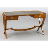 Biedermeier Schreibtisch19. Jh. Obstholz. 60 x 124,5 x 72 cm. Auf zwei gekreuzten, geschwungenen