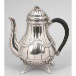 Kaffeekanne im Klassizismus Stil830er Silber. Punzen: Herst.-Marke, 830, Halbmond/Krone. H. 23 cm.