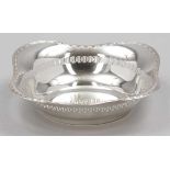 Schale800er Silber. Punzen: Herst.-Marke, 800, Halbmond/Krone. 5 x 17,5 x 17,5 cm. Gew.: 180 g.