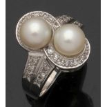 Damenring mit Perlen und Diamanten585er WG, gestemp. 2 Zuchtperlen (D. je ca. 7,6 mm). 24 kl.