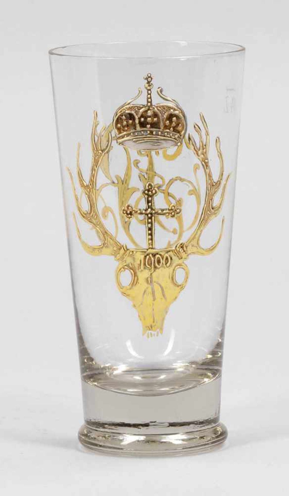 Fußbecher mit Hirschgeweih mit Kreuz unter Krone und Monogramm FRUm 1900. Farbloses Glas. Gelb und