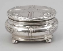 Biedermeier ZuckerdoseUm 1840. 750er Silber. Punzen: 750. 8 x 14 x 11 cm. Gew.: 146 g.