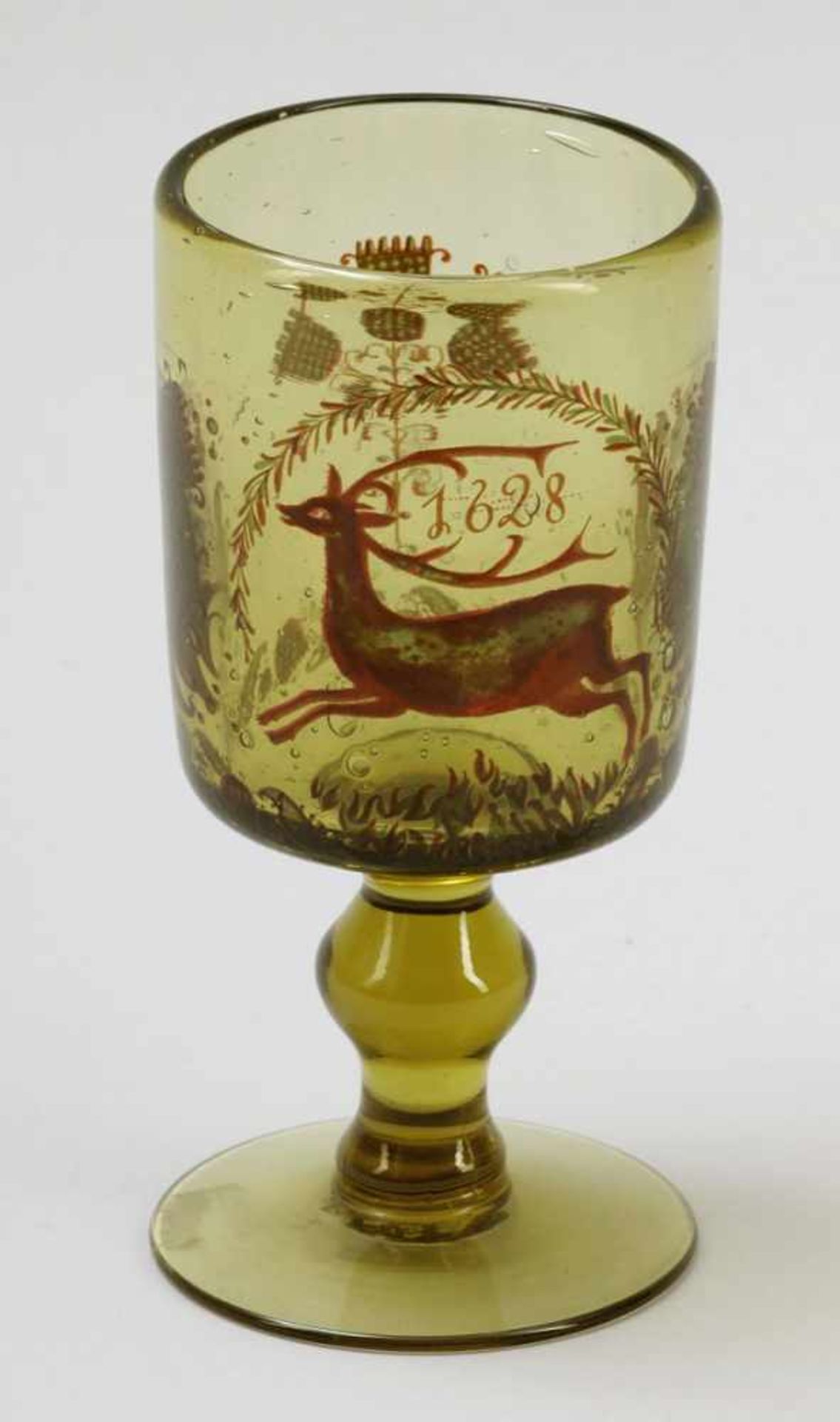 Fußbecher- Hirsch (Achtender) mit der Jahreszahl 1628 - Grünes, basiges Glas. Polychrom bemalt.