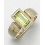 Ring mit Peridot585er GG, gestemp. Punze FB D. 1 Peridot im Viereckschliff ca. 1,2 ct. Ringgr. 55.