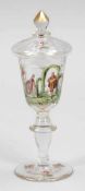 Biedermeier-DeckelpokalUm 1840. Farbloses Glas. Polychrom und Gold bemalt. Goldrand. H. 23 cm. Auf