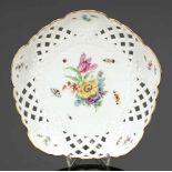 DurchbruchschaleKönigliche Porzellan Manufaktur, Meissen um 1850. - Blumenbukett mit Insekten -