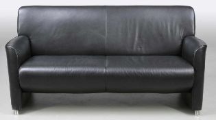 1 Sofas aus Leder - DreisitzerLeder. Aluminium. 1 gr. Sofa 44/84 x 177 x 80 cm.