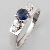 Saphirring mit Brillanten585er WG, gestemp. 1 Saphir im Rundschliff ca. 0,9 ct. 4 Brillanten zus.