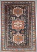Fachralo-KasakKaukasus, Mitte 20. Jahrhundert. Wolle. 318 x 218 cm. Klar strukturierter Teppich