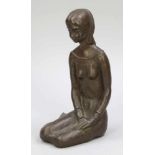 Künstler des 20. Jahrhunderts- Auf dem Boden sitzende - Bronze. Braun patiniert. H. 35 cm. Minim.