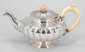 Biedermeier-Teekanne / Tea PotJohann Christoph Demessieur/Berlin, um 1850. Silber. Punzen: Herst.-