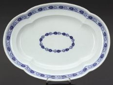 Ovale BlatteMeissen 1774-1817. - Blaue Blätterkante mit Medaillon - Porzellan, weiß, glasiert. Unter