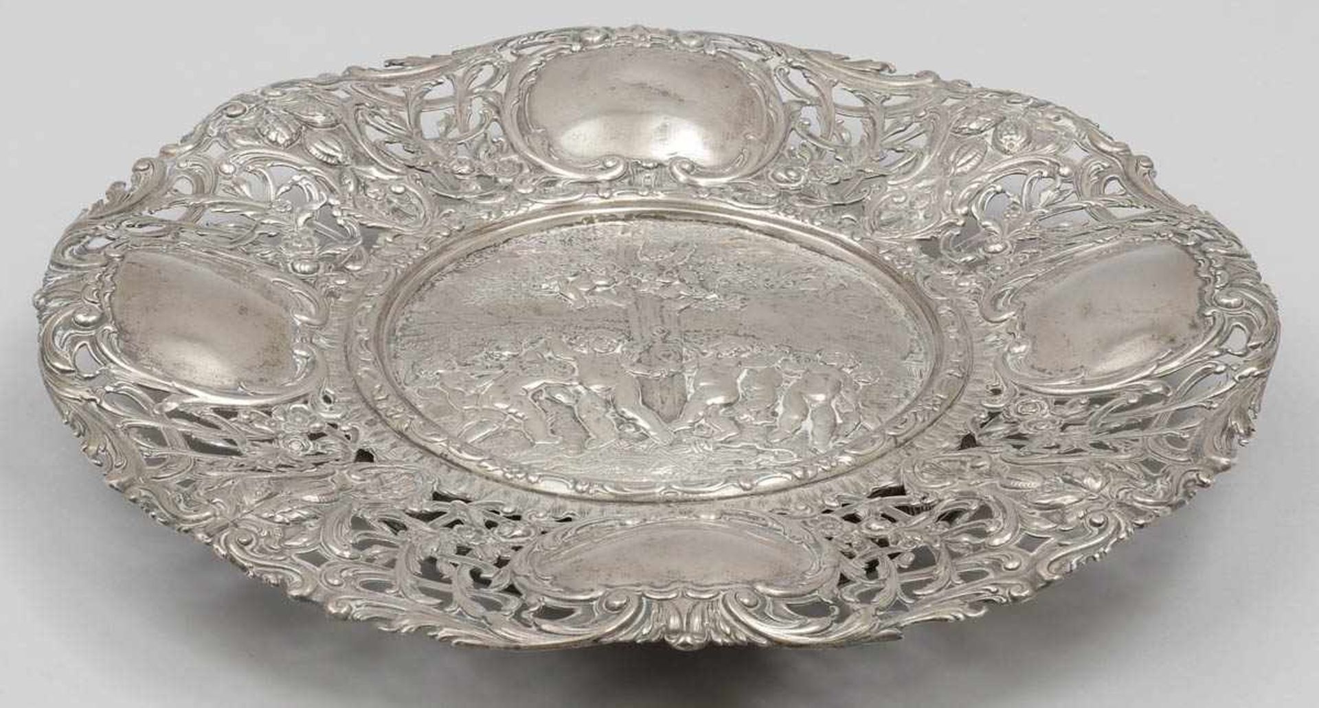 Tazza mit PuttenHanau, um 1900. 800er Silber. Punzen: Herst.-Marke, 800, Halbmond/Krone. D. 33,5 cm.