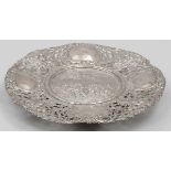 Tazza mit PuttenHanau, um 1900. 800er Silber. Punzen: Herst.-Marke, 800, Halbmond/Krone. D. 33,5 cm.