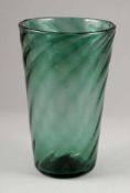 Konische Vase mit geschwungenen ZügenGrünes Glas. Abriss, z. T. ausgeschliffen. H. 28,5 cm, D. 18