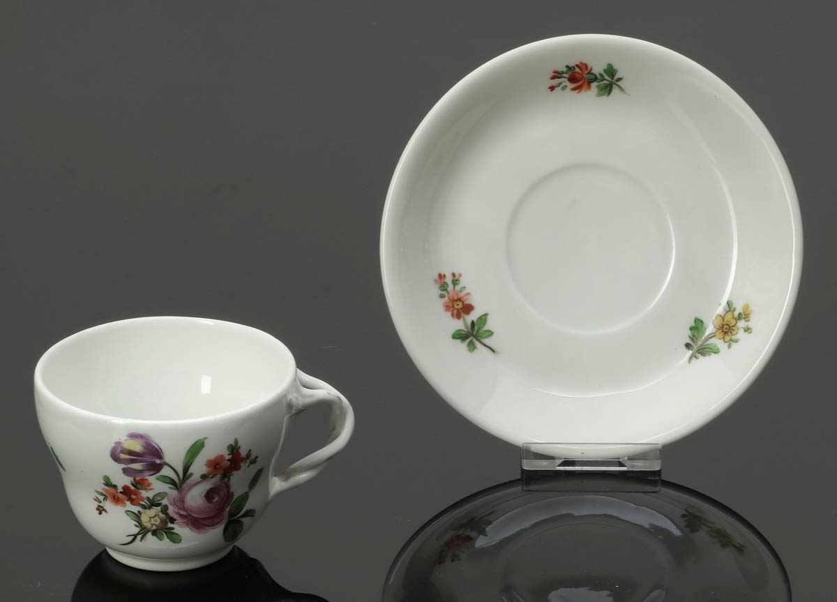 Obertasse mit gedrehten AsthenkelnWiener Porzellanmanufaktur, Wien 1817. - Blumen - Porzellan, weiß,