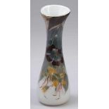 Vase mit Blumen und LibelleGlasshütte Eisch, Frauenau 1989. Farbloses Glas, mit opakweißem