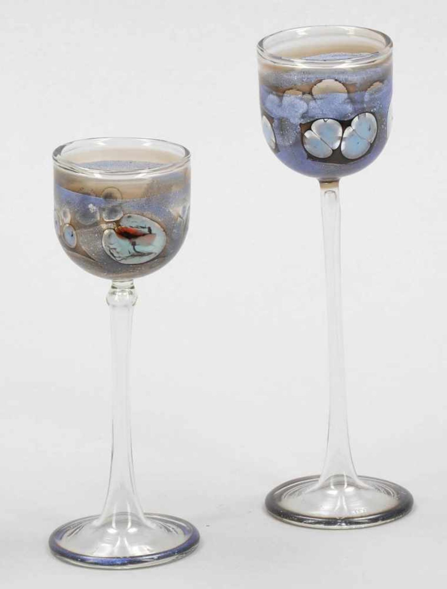 2 StengelgläserAtelier Pavel Molnar. Farbloses Glas mit blaugrauen, opakweißen und roten