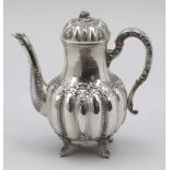 Kaffeekanne / Coffee Pot800er Silber. Punzen: Herst.-Marke, 800. H. 24 cm. Gew.: 776 g.