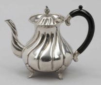 Teekanne im Barock-Stil / Tea Pot900er Silber. Punzen: 900, Feingehaltsstempel, H. 18,5 cm. Gew.: