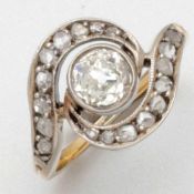 Zierlicher Diamant-Ring750/- Gelbgold und Silber, gestempelt. Gewicht: 2,5g. 1 Diamant im Altschliff