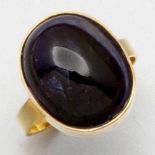 Saphir-Cabochon-Ring750/- Gelbgold, gestempelt. Gewicht: 5,8g. 1 Saphir im Cabochon-Schliff ca. 14,