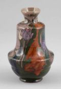 Jugendstil Vase mit enger ÖffnungPlateelbakkerij Zuid-Holland, Gouda um 1898. - Tulpen - Keramik,